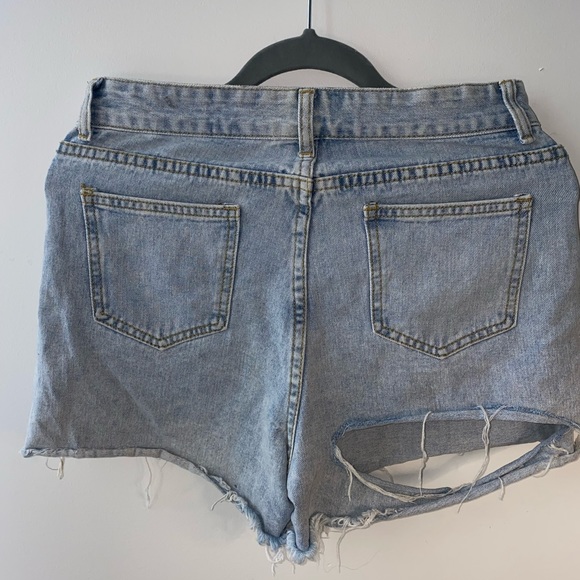 Light washed denim HIGH WAISTED shorts with slit on the back - Picture 4 of 8